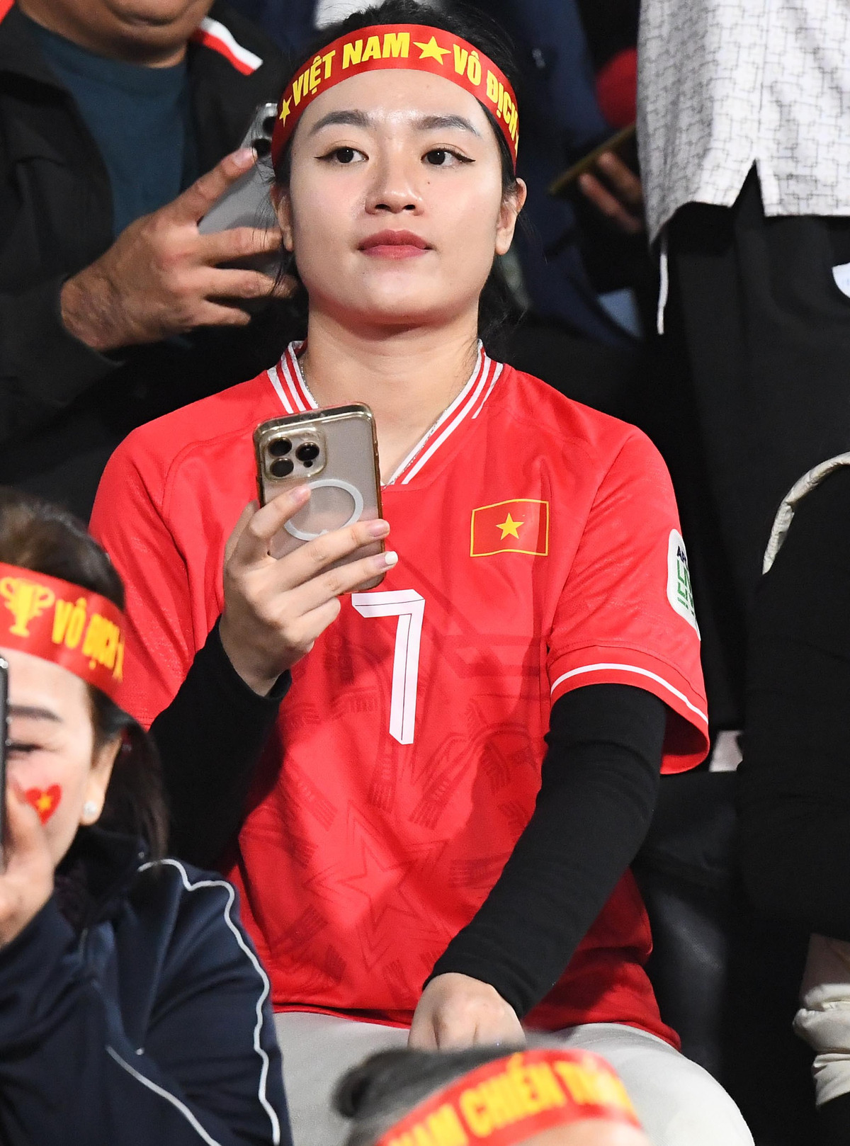 Nàng WAG Dung Trần - bà xã hậu vệ Phạm Xuân Mạnh cũng đã cùng con gái đầu lòng - bé Cam - bay sang Thái Lan để chuẩn bị theo dõi trận chung kết của ĐT Việt Nam.