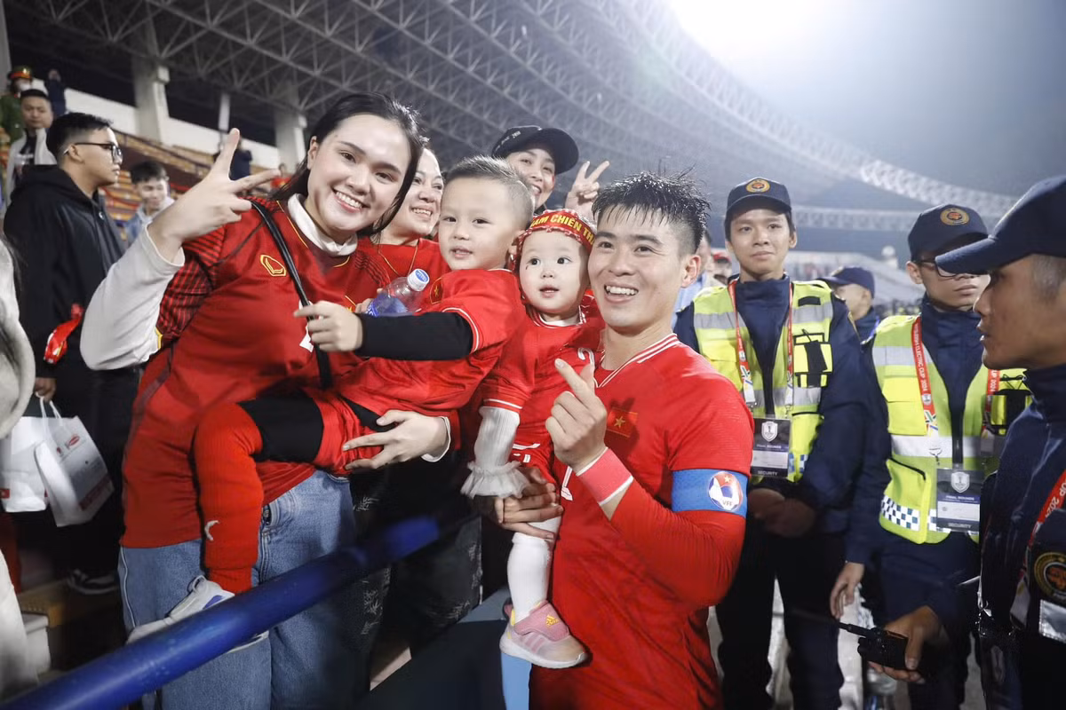 Sau khi kết thúc trận chung kết lượt đi trên sân Việt Trì, Duy Mạnh không có thời gian về nhà cùng gia đình mà phải tập trung cùng đội tuyển để bay sang Thái chuẩn bị cho trận chung kết lượt về.