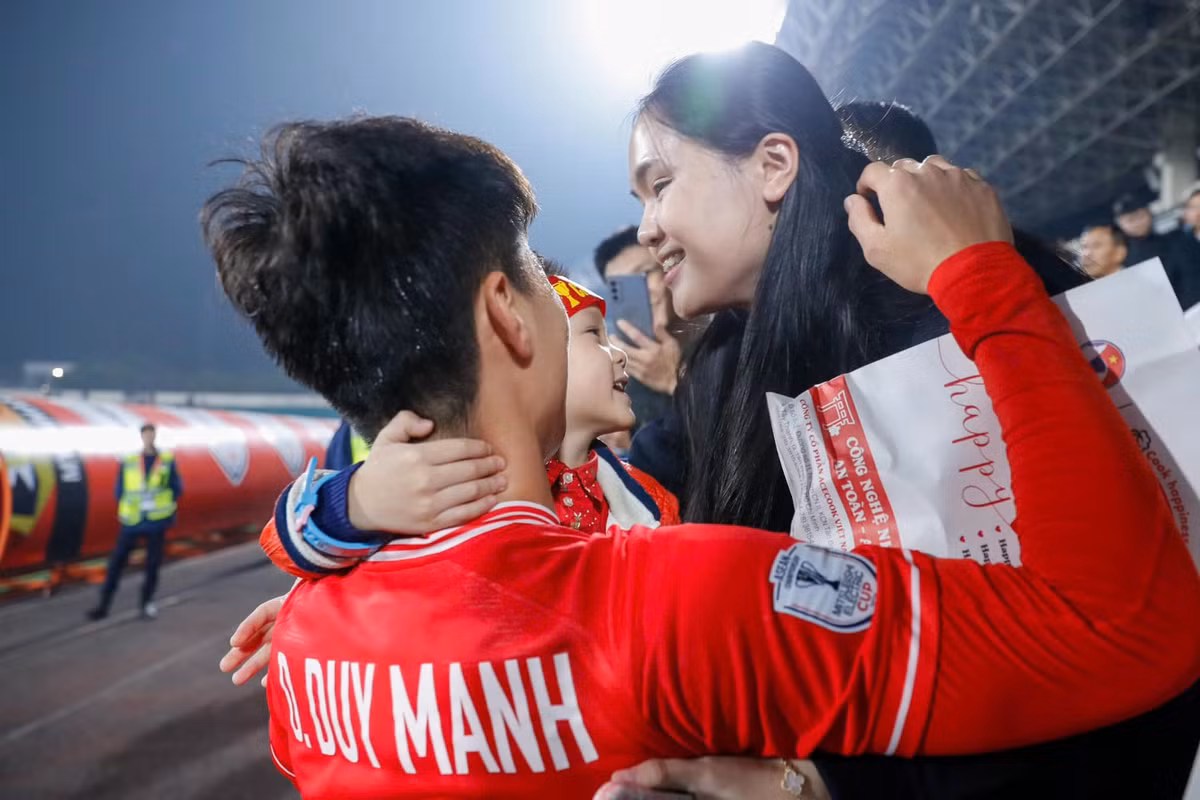 Trong những trận đấu quan trọng của Duy Mạnh, Quỳnh Anh luôn có mặt để cổ vũ ông xã.