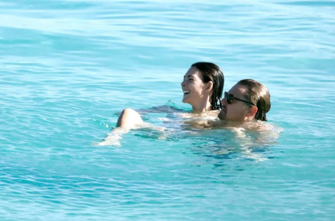 Ngôi sao 50 tuổi vui đùa trong làn nước xanh trong với bạn gái kém anh 24 tuổi. (Ảnh: Spread Pictures)