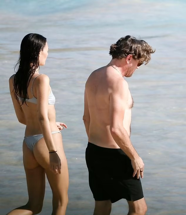 Được biết Vittoria đeo kính Balenciaga, diện bộ bikini nhỏ xíu thương hiệu Blumarine có giá gần 500 USD. (Ảnh: Spread Pictures)