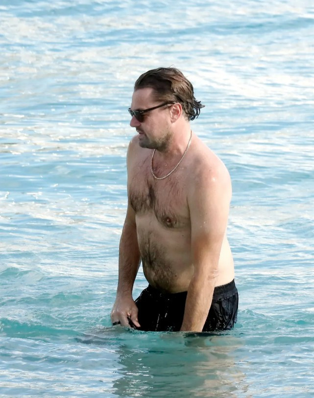 Trong chuyến đi biển, Leonardo DiCaprio diện quần short, để lộ dáng vẻ đầy phong độ dù đã chạm ngưỡng 50 tuổi. (Ảnh: Spread Pictures)