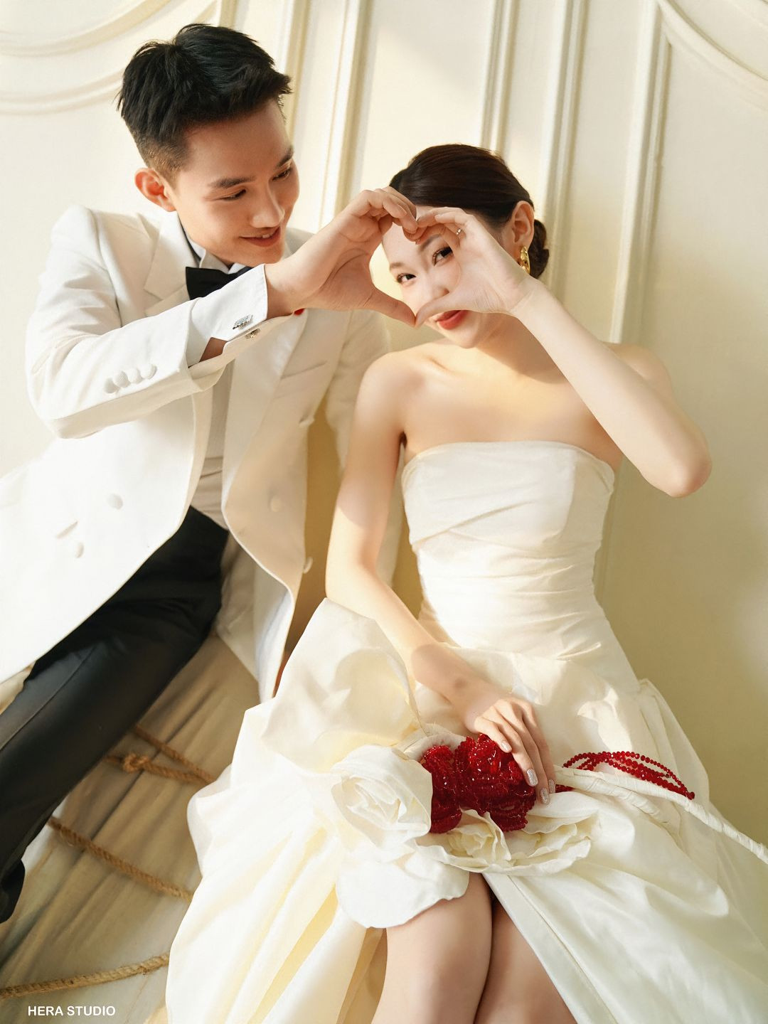 Ly Phạm diện thiết kế váy cưới quây ngực, khoe vóc dáng mảnh mai.