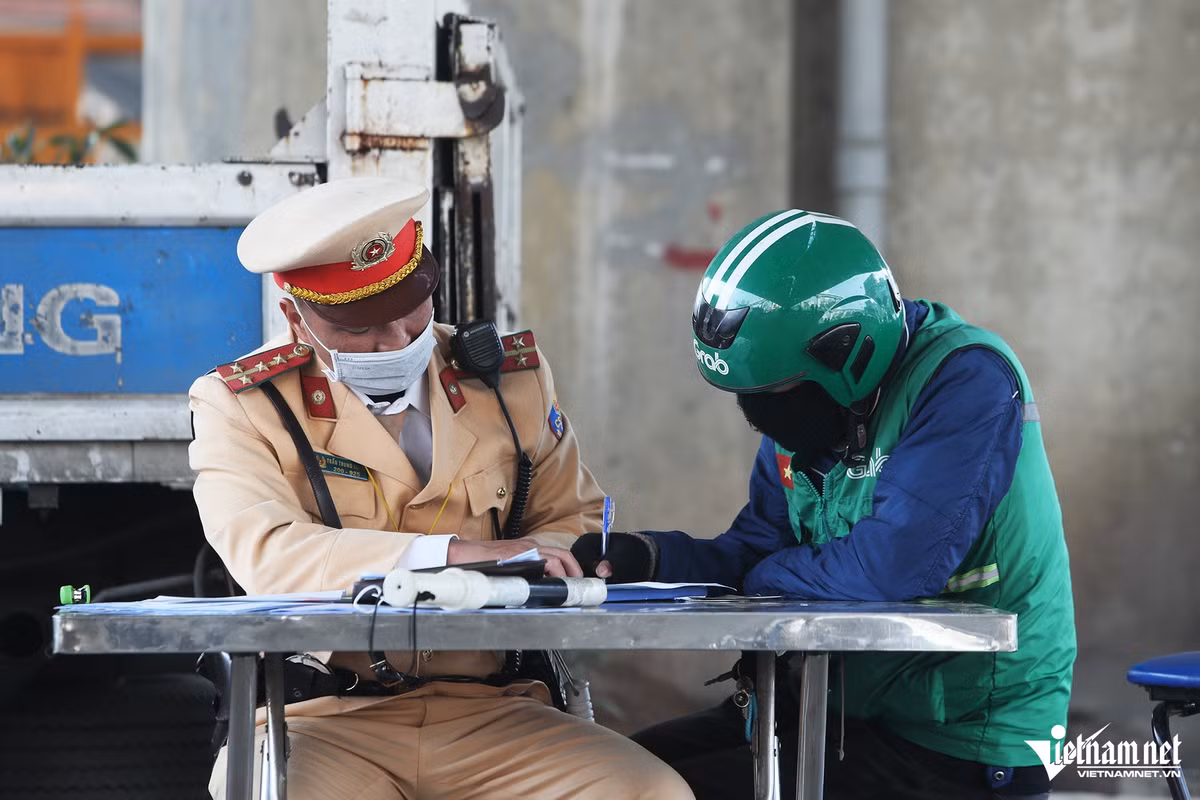 Sau 10 ngay ap dung Nghi dinh 168: Tai xe “so” vuot den do-Hinh-5