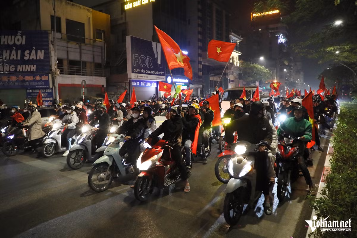 Sau 10 ngay ap dung Nghi dinh 168: Tai xe “so” vuot den do-Hinh-4