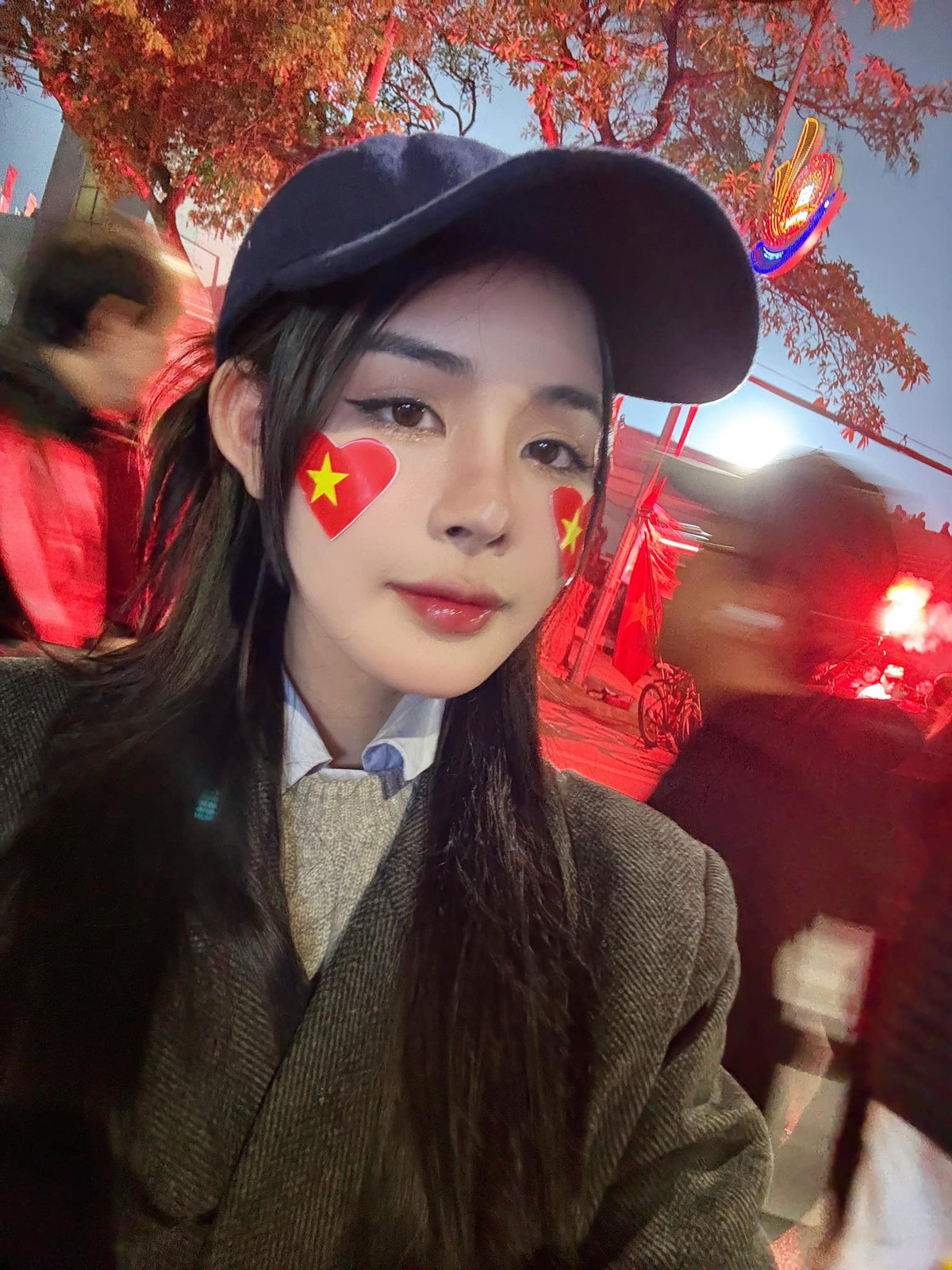 Trần Bích Hạnh cũng thường xuyên bị team qua đường bắt gặp đi cổ vũ cho tuyển Việt Nam trong các trận đấu quan trọng.