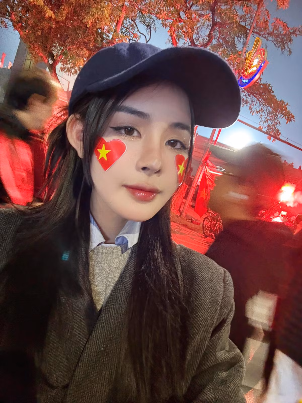 Trần Bích Hạnh cũng thường xuyên bị team qua đường bắt gặp đi cổ vũ cho tuyển Việt Nam trong các trận đấu quan trọng.