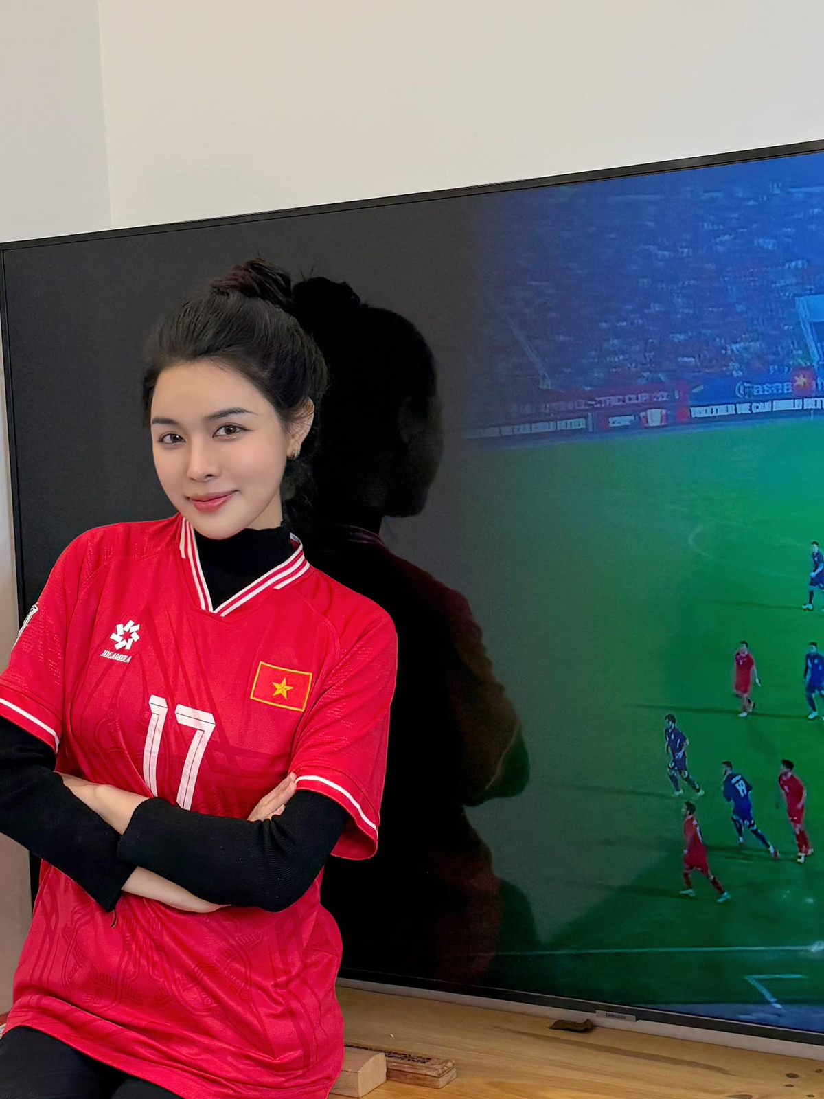 Nhiều người đã tinh tế phát hiện ra điều này và trêu chọc cô nàng: "Nhất định phải là áo 17 mới được", "nay số 17 đánh đầu kiến tạo cũng tàm tạm", "Văn Thanh chị gái ơi". Đáp lại, cô nàng cũng vui vẻ nhắn nhủ rằng đây là áo của một người anh, cô mượn mặc tạm mà thôi.