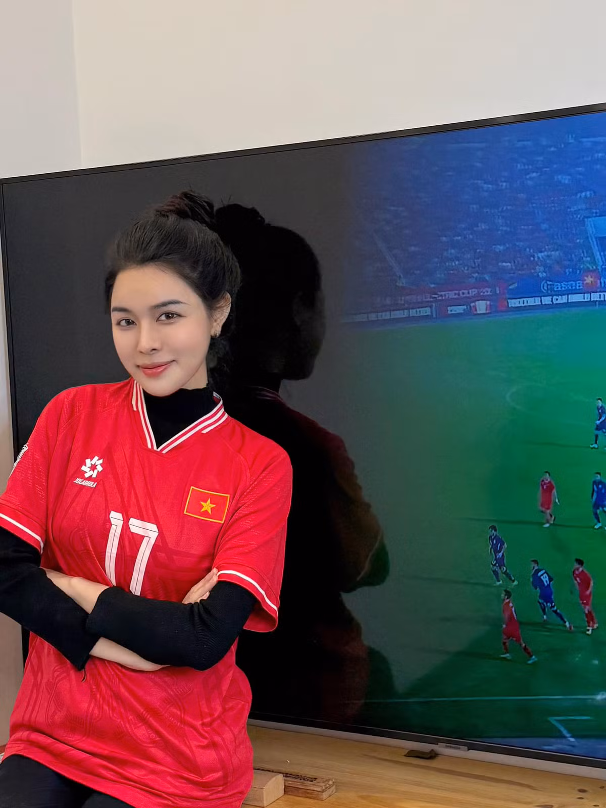 Nhiều người đã tinh tế phát hiện ra điều này và trêu chọc cô nàng: "Nhất định phải là áo 17 mới được", "nay số 17 đánh đầu kiến tạo cũng tàm tạm", "Văn Thanh chị gái ơi". Đáp lại, cô nàng cũng vui vẻ nhắn nhủ rằng đây là áo của một người anh, cô mượn mặc tạm mà thôi.