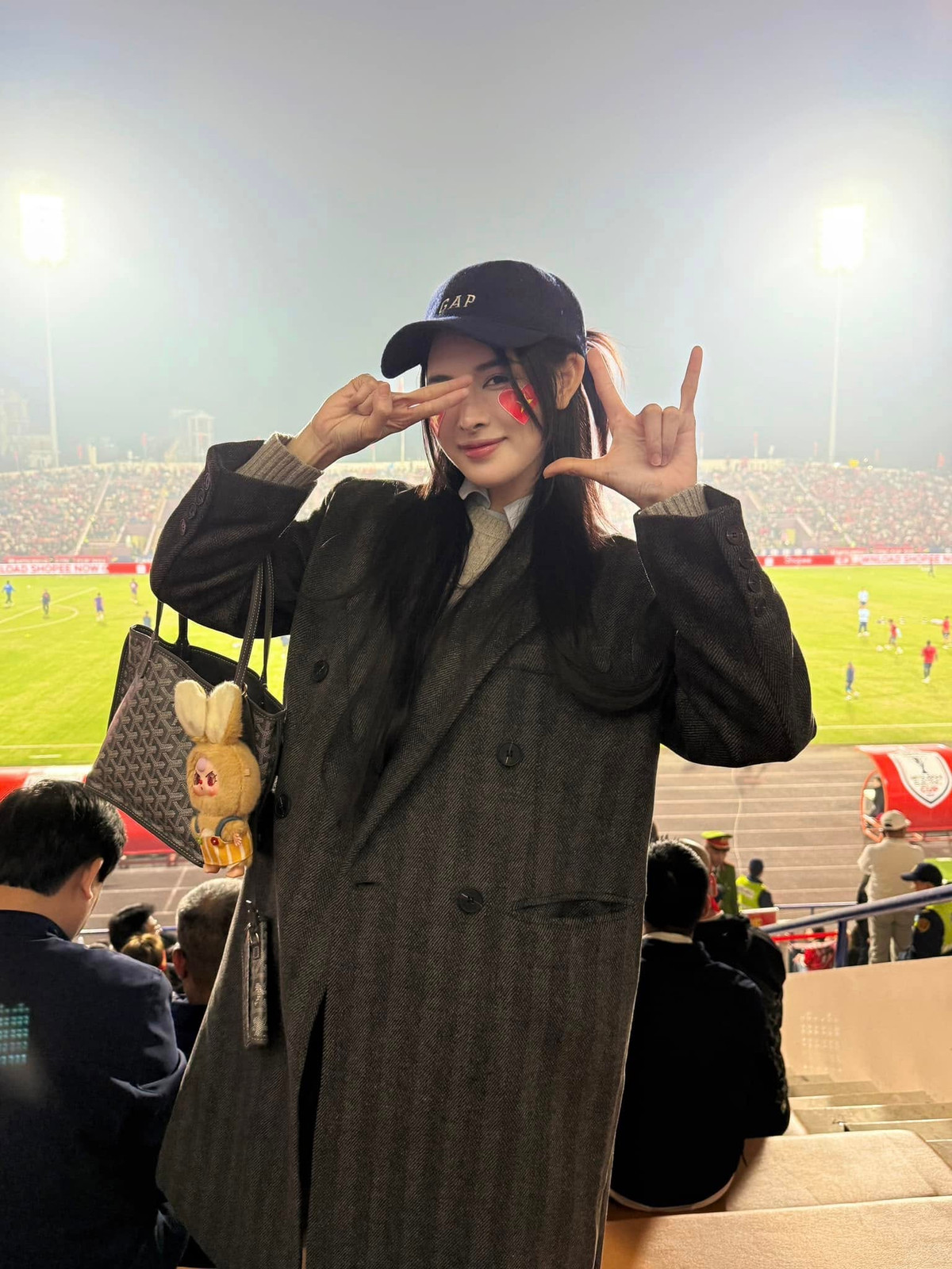 Phía dưỡi loạt ảnh được đăng tải check-in trên sân trong trận bán kết, Vũ Văn Thanh không tiếc lời khen ngợi bạn gái: "Xinh nhất khán đài", Bích Hạnh cũng vui vẻ đáp lại: "Nức lòng người hâm mộ khum, đỡ đau hơn miếng nào chưa".