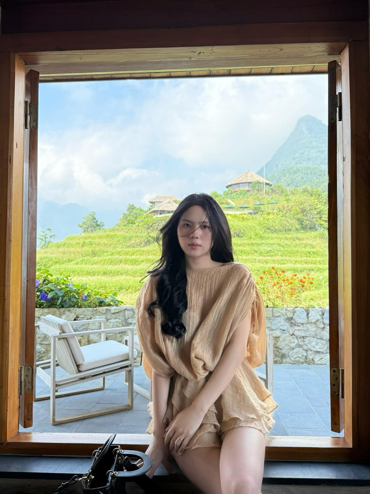 Cô nàng theo đuổi phong cách ăn mặc nhẹ nhàng, nữ tính.