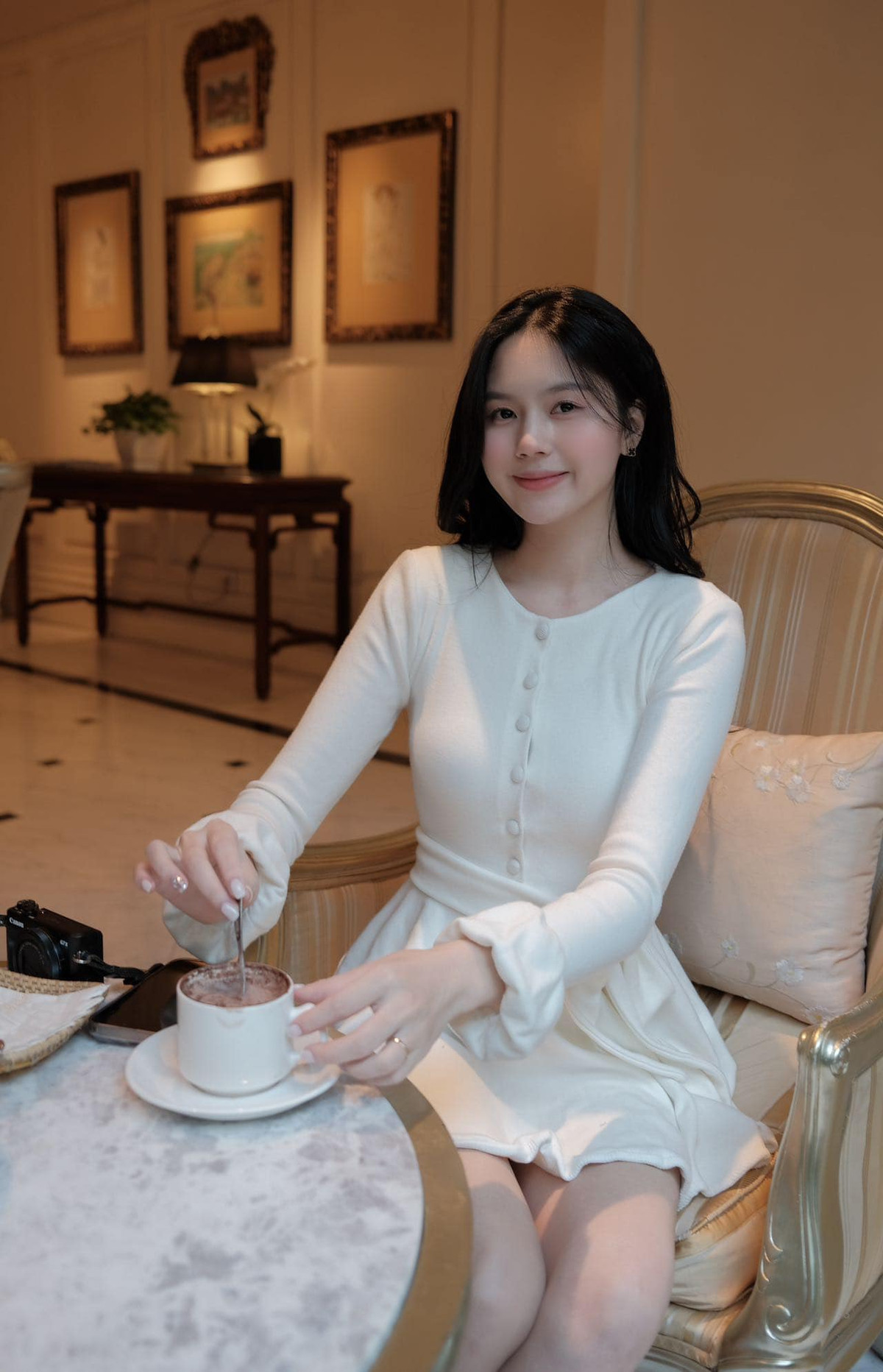 Không thua kém những nàng WAG khác, vợ Thành Chung sở hữu sắc vóc thu hút và được nhận xét chẳng kém cạnh thí sinh của các cuộc thi Hoa hậu.