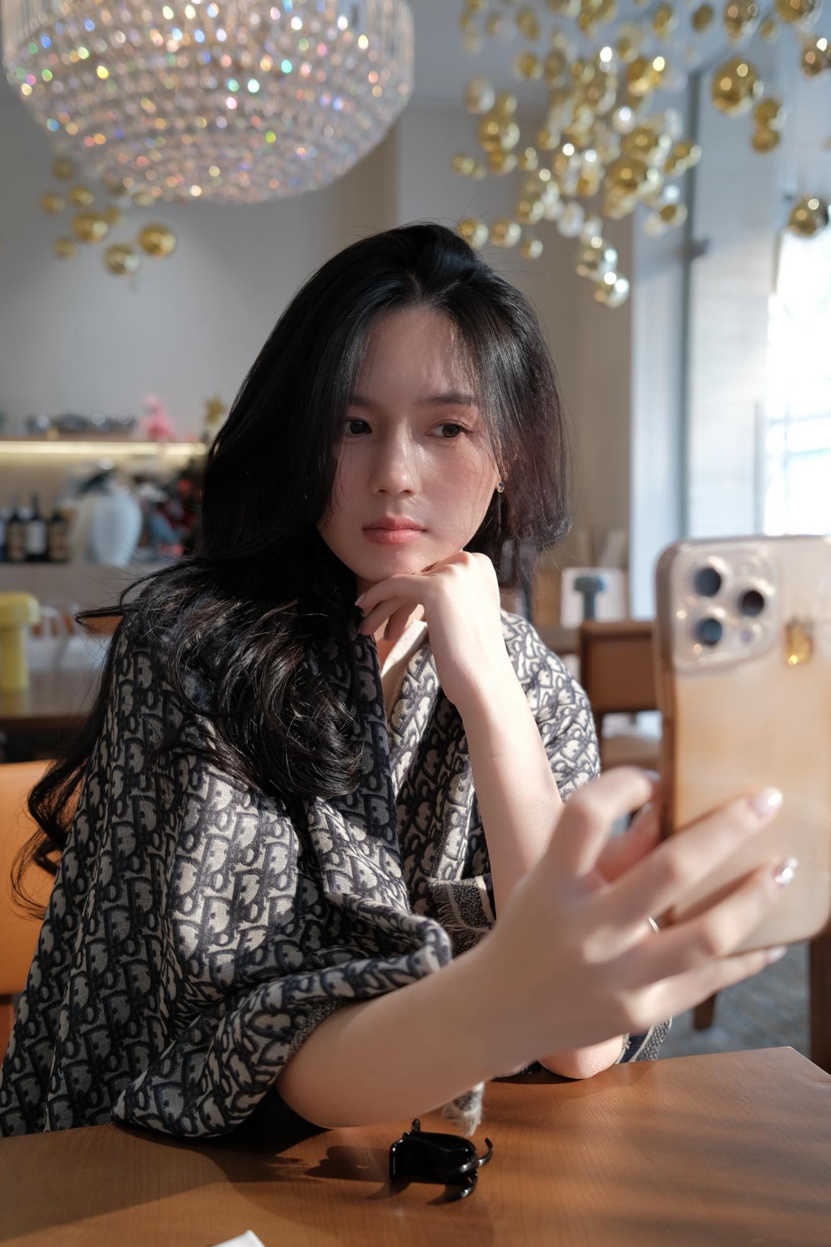 Ở phần bình luận, nhiều lời dành lời khen có cánh dành cho trung vệ của tuyển Việt Nam: "Trời ơi cổ nổi bần bật luôn đó", "xinh quá đi mất thôi", "may mắn lắm mới cưới được Tố Uyên".