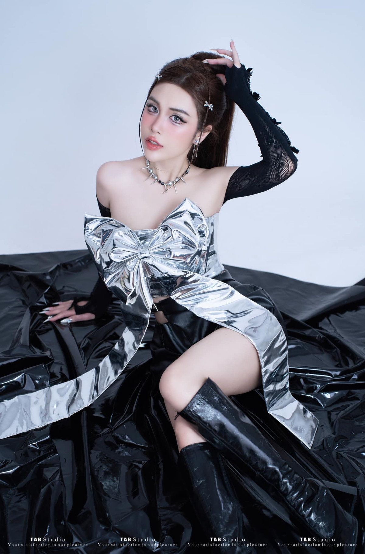 Từ những bộ cánh gợi cảm đến những bộ đồ năng động, cô nàng đều biến hóa một cách tài tình.