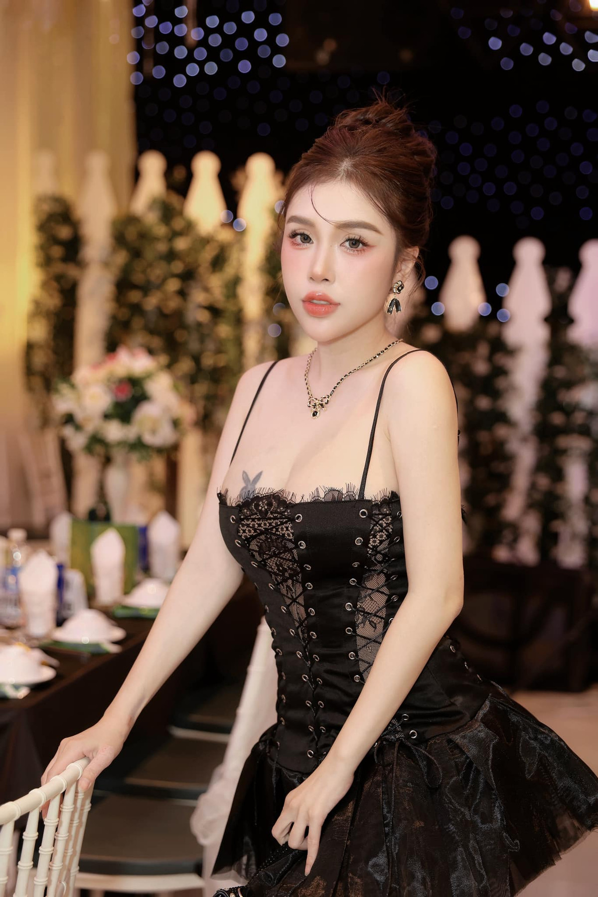 Sau nhiều năm nổi tiếng, Bảo Trân ngày càng gợi cảm hút mắt hơn, cô không ngần ngại diện đồ trang phục mỏng manh, táo bạo tạo dáng đầy quyến rũ.