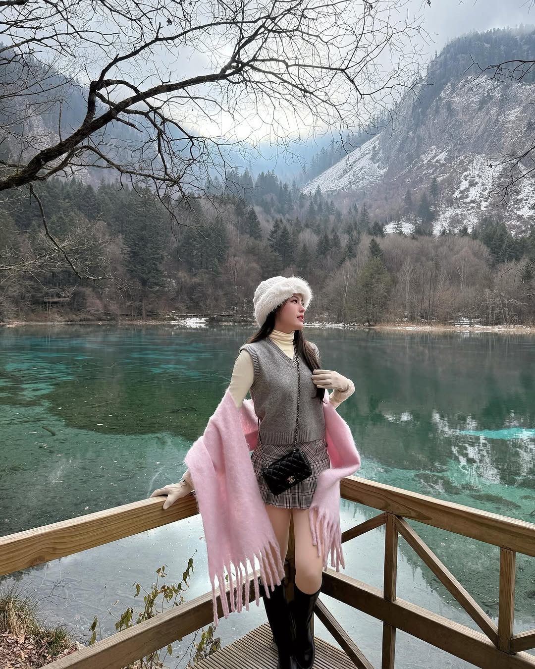 Cách đây ít lâu, cô nàng vừa vướng vào drama nói xấu người cũ của người yêu. Theo đó, trên mạng xã hội xuất hiện nhiều bình luận của một tài khoản được cho là của Mỹ Hàn, dùng những lời lẽ không hay để nói về người yêu cũ của HIEUTHUHAI.