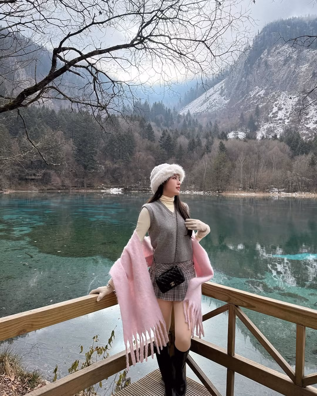 Cách đây ít lâu, cô nàng vừa vướng vào drama nói xấu người cũ của người yêu. Theo đó, trên mạng xã hội xuất hiện nhiều bình luận của một tài khoản được cho là của Mỹ Hàn, dùng những lời lẽ không hay để nói về người yêu cũ của HIEUTHUHAI.