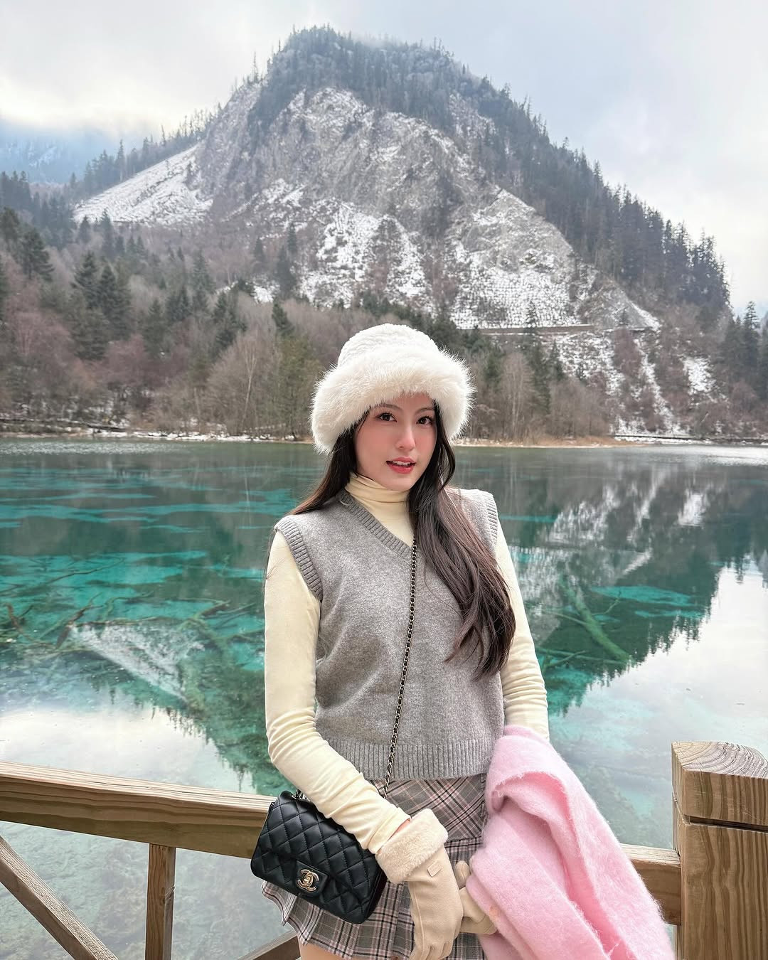 Sau drama nổ ra, làn sóng so sánh giữa Tăng Mỹ Hàn và bạn gái cũ HIEUTHUHAI trở nên mạnh mẽ. Nhiều người đã tràn vào trang cá nhân của Mỹ Hàn để lại bình luận. Chính vì vậy cô nàng đã phải khóa bình luận trên trang cá nhân, không đăng thêm bài viết mới.