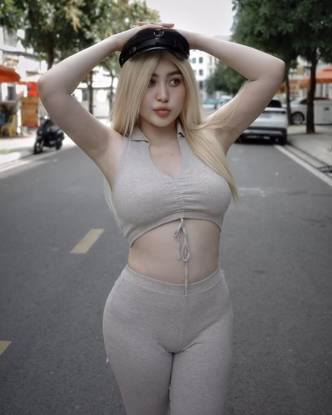 Dù có thu nhỏ vòng 1 bớt đi rồi nhưng cô nàng vẫn vô cùng quyến rũ.