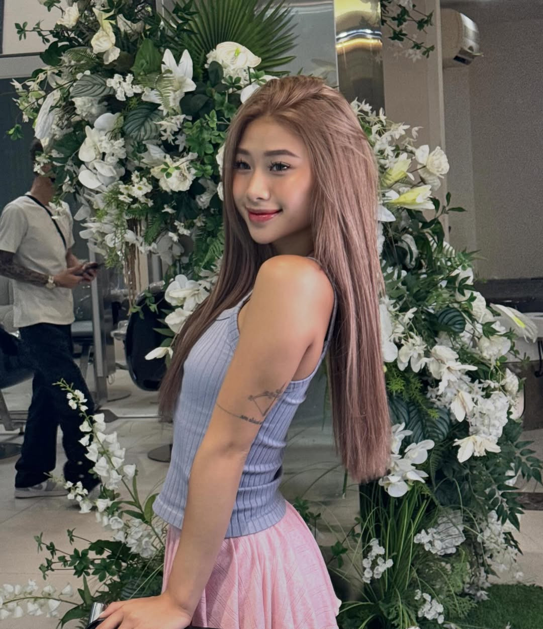 Tuy nhiên nhiều người phát hiện rằng hành động của cô nàng hiện tại đang đi ngược với lời tuyên bố trước đây. Nàng Tiktoker từng công khai khẳng định "không bao giờ sửa vòng một", "lép mới sang" trong một lần trò chuyện trực tuyến.