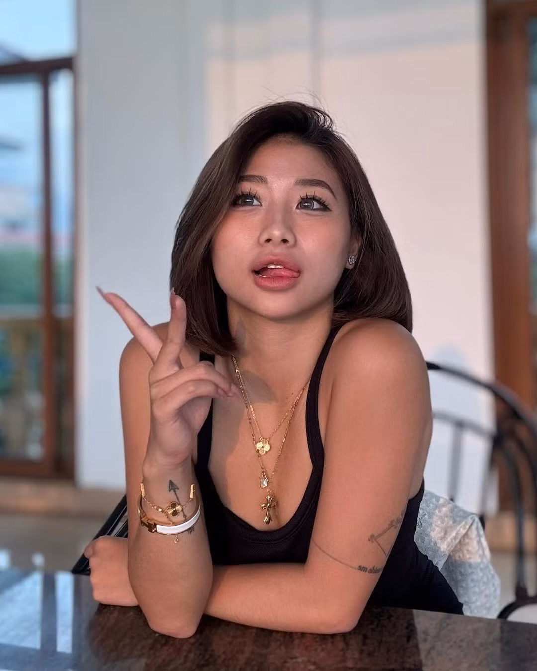 Trước đó, Louis Phạm sở hữu thân hình săn chắc, chuẩn chỉnh với vòng hai thon gọn cùng vòng vòng ba khủng. Tuy nhiên, vòng một của cô nàng có phần khiêm tốn.