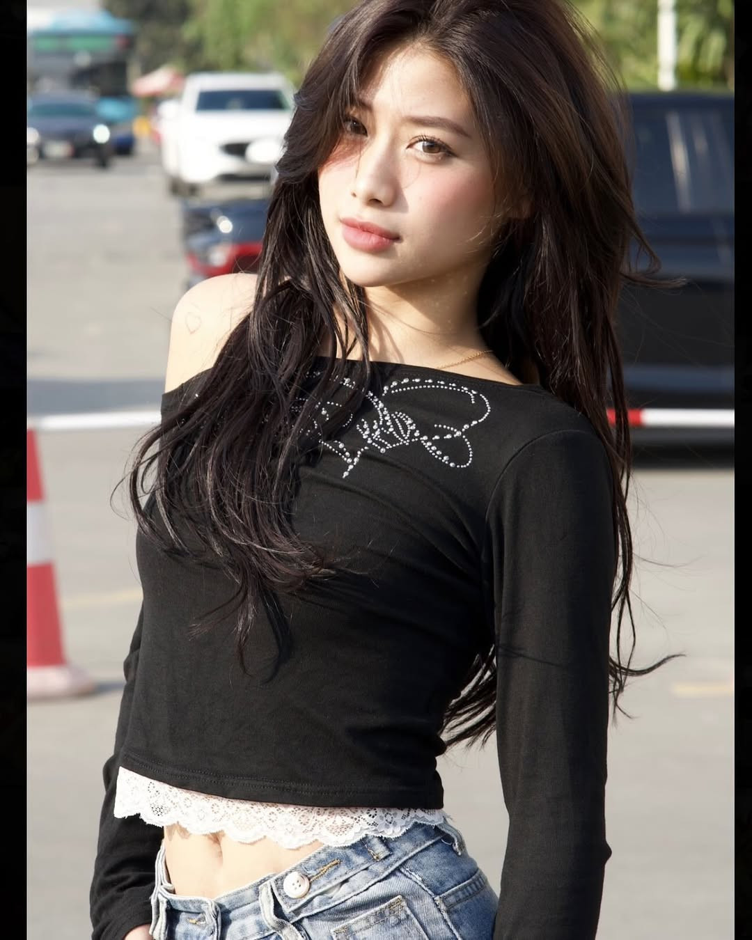 Cô nàng cũng phản bác lại bình luận thắc mắc về việc tại sao hiện tại lại có quyết định nâng ngực: "Trước khác bây giờ khác bà ạ, thời thế thay đổi mình phải đổi thay thui. Hồi xưa tui hay nói với mẹ là sau này tui không bao giờ lấy chồng xa mẹ, phải ở cạnh nhà không thì không lấy. Mà giờ chồng tui cách nửa vòng trái đất".