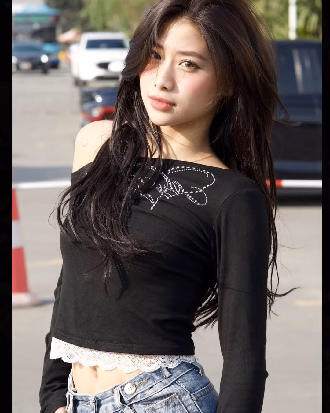 Cô nàng cũng phản bác lại bình luận thắc mắc về việc tại sao hiện tại lại có quyết định nâng ngực: "Trước khác bây giờ khác bà ạ, thời thế thay đổi mình phải đổi thay thui. Hồi xưa tui hay nói với mẹ là sau này tui không bao giờ lấy chồng xa mẹ, phải ở cạnh nhà không thì không lấy. Mà giờ chồng tui cách nửa vòng trái đất".