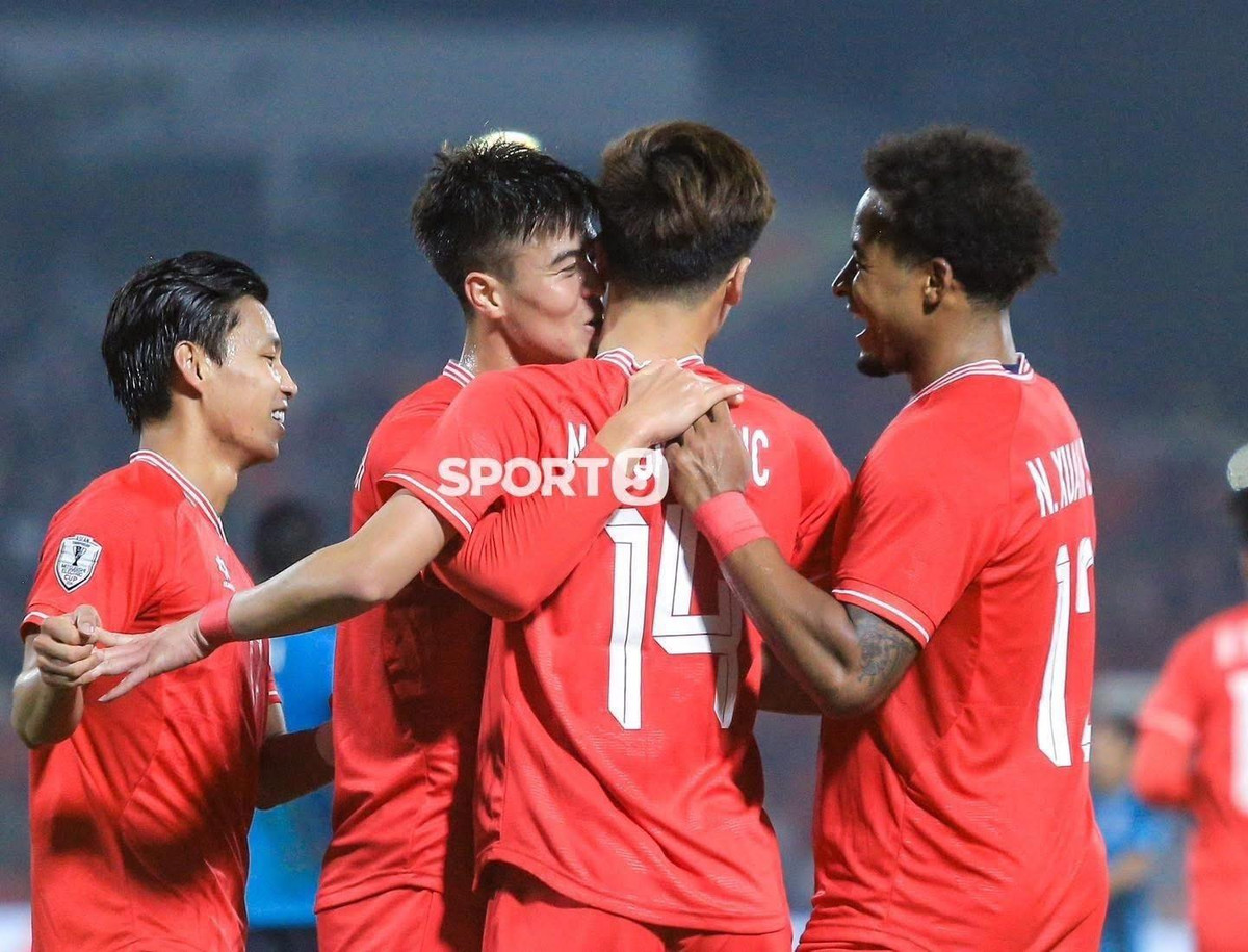 Trong một khoảnh khắc trên sân, camera man còn bắt được khoảnh khắc nam cầu thủ thân thiết với số 14 Hoàng Đức.