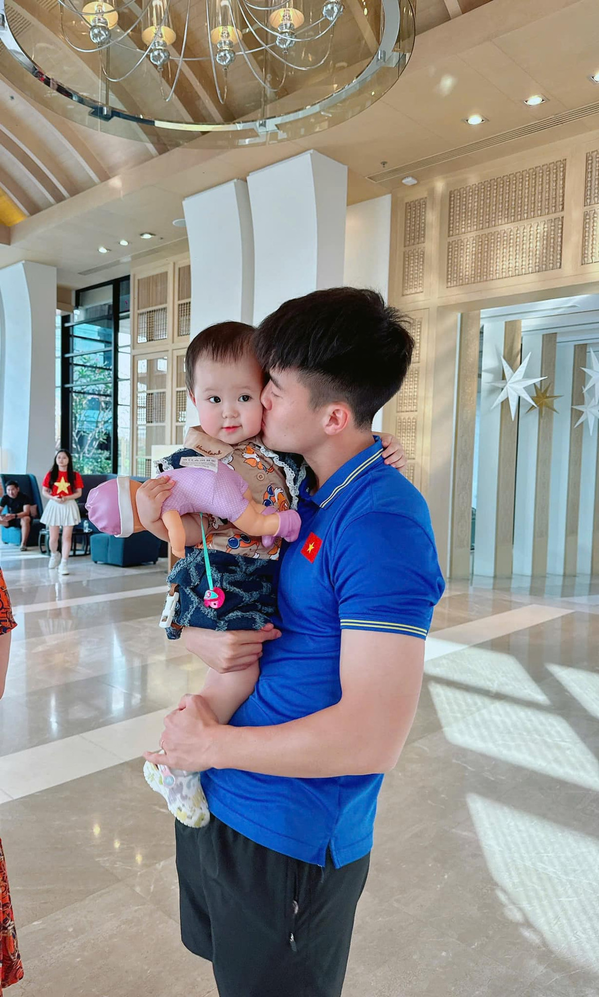 Không chỉ dành những cái "thơm má" cho đồng đội, sau khi đánh bại Thái Lan để lên ngôi vô địch AFF Cup 2024, đội trưởng Đỗ Duy Mạnh cũng đã tiến tới khán đài chung vui cùng gia đình, dành cho vợ nụ hôn ngọt ngào. Trước khi lên máy bay về nước, anh cùng âu yếm bế con gái đầy tình cảm.