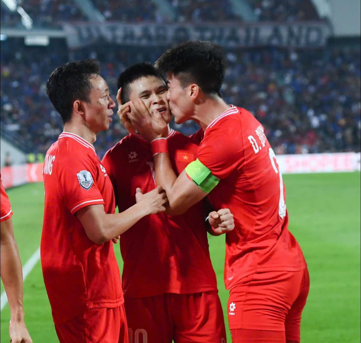 Sau khi chính thức vô địch, Duy Mạnh đã chạy đi thơm má rất nhiều người. Có thể kể đến những cái tên quen thuộc trong làng bóng đá như Phạm Tuấn Hải - người ghi bàn mở tỷ số...