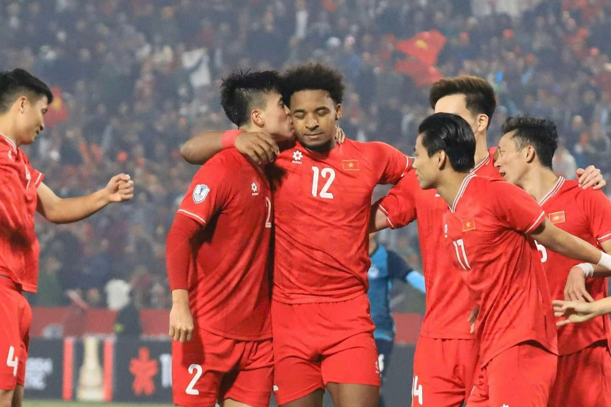 Sau trận đấu giữa ĐT Việt Nam và ĐT Singapore ở bán kết AFF Cup 2024, Duy Mạnh đã chạy đến thơm má Xuân Son thay lời chúc mừng. Hình ảnh này thậm chí còn được Quỳnh Anh - bà xã Duy Mạnh "check var" trực tiếp đầy hài hước. Lúc này, Duy Mạnh còn thừa nhận còn "thơm má" cả Tiến Linh.