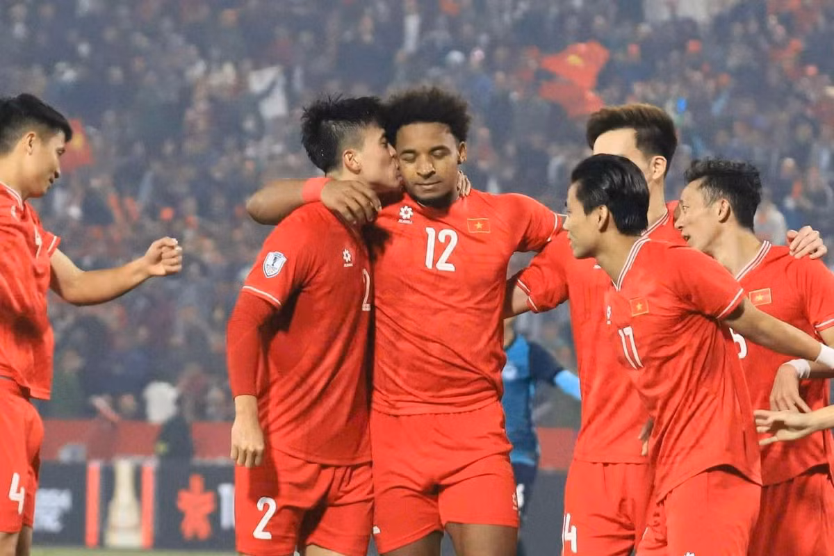 Sau trận đấu giữa ĐT Việt Nam và ĐT Singapore ở bán kết AFF Cup 2024, Duy Mạnh đã chạy đến thơm má Xuân Son thay lời chúc mừng. Hình ảnh này thậm chí còn được Quỳnh Anh - bà xã Duy Mạnh "check var" trực tiếp đầy hài hước. Lúc này, Duy Mạnh còn thừa nhận còn "thơm má" cả Tiến Linh.