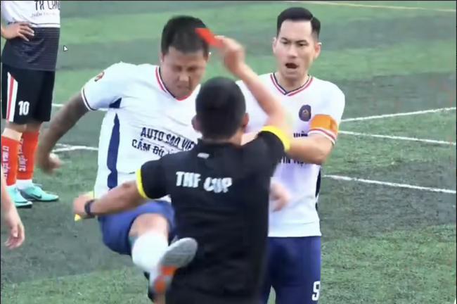 Mới đây, ngày 2/1, Công an quận Tân Bình, Thành phố Hồ Chí Minh cho biết, đơn vị vừa bắt khẩn cấp đối với đối tượng Lê Sỹ Mạnh, cựu tuyển thủ bóng đá quốc gia để điều tra hành vi Gây rối trật tự công cộng.