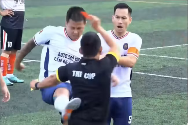 Mới đây, ngày 2/1, Công an quận Tân Bình, Thành phố Hồ Chí Minh cho biết, đơn vị vừa bắt khẩn cấp đối với đối tượng Lê Sỹ Mạnh, cựu tuyển thủ bóng đá quốc gia để điều tra hành vi Gây rối trật tự công cộng.