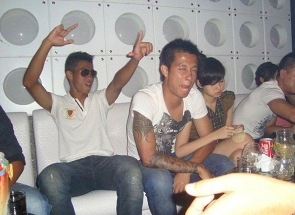 Khi tên tuổi Lê Sỹ Mạnh sau bao năm được gọi tên rầm rộ lần nữa, người ta lại nhớ về Lê Sỹ Mạnh năm nào với hình ảnh "tay chơi không sợ mưa rơi". Rất nhiều giai thoại muôn mặt được người ta kể về chàng tiền đạo xứ Thanh nổi tiếng hào hoa và đầy chất ngông này.