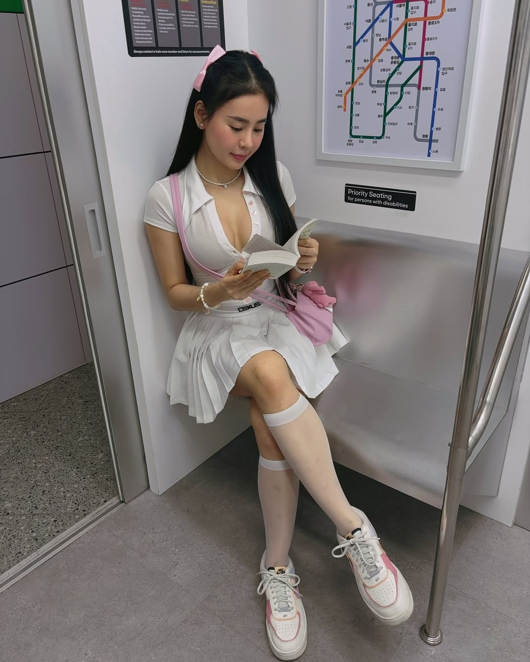 Bên cạnh đó cũng có 1 số ý kiến cho rằng việc ăn mặc như vậy trên các phương tiện công cộng là không nên. Tuy nhiên 1 số khác cho rằng có vẻ như không hẳn cô nàng đang check-in trên tàu điện thật mà chỉ là một mô hình tàu điện nhằm mục đích trang trí mà thôi.