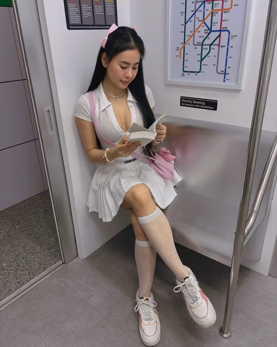 Bên cạnh đó cũng có 1 số ý kiến cho rằng việc ăn mặc như vậy trên các phương tiện công cộng là không nên. Tuy nhiên 1 số khác cho rằng có vẻ như không hẳn cô nàng đang check-in trên tàu điện thật mà chỉ là một mô hình tàu điện nhằm mục đích trang trí mà thôi.