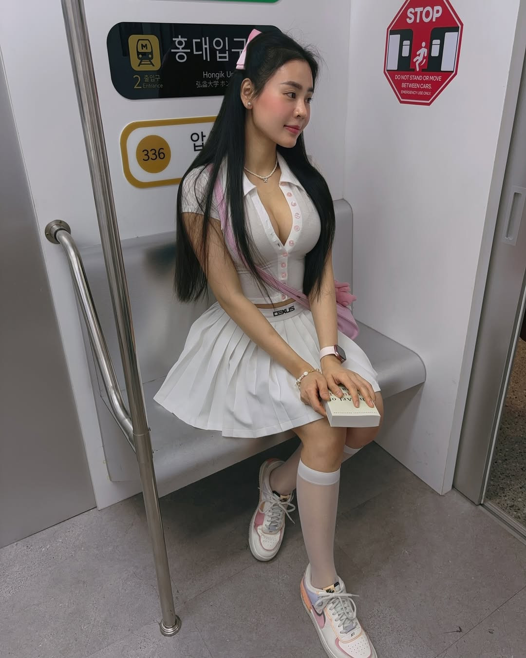 Nhờ thân hình siêu thực, cô nàng có thể cân được nhiều loạt trang phục.