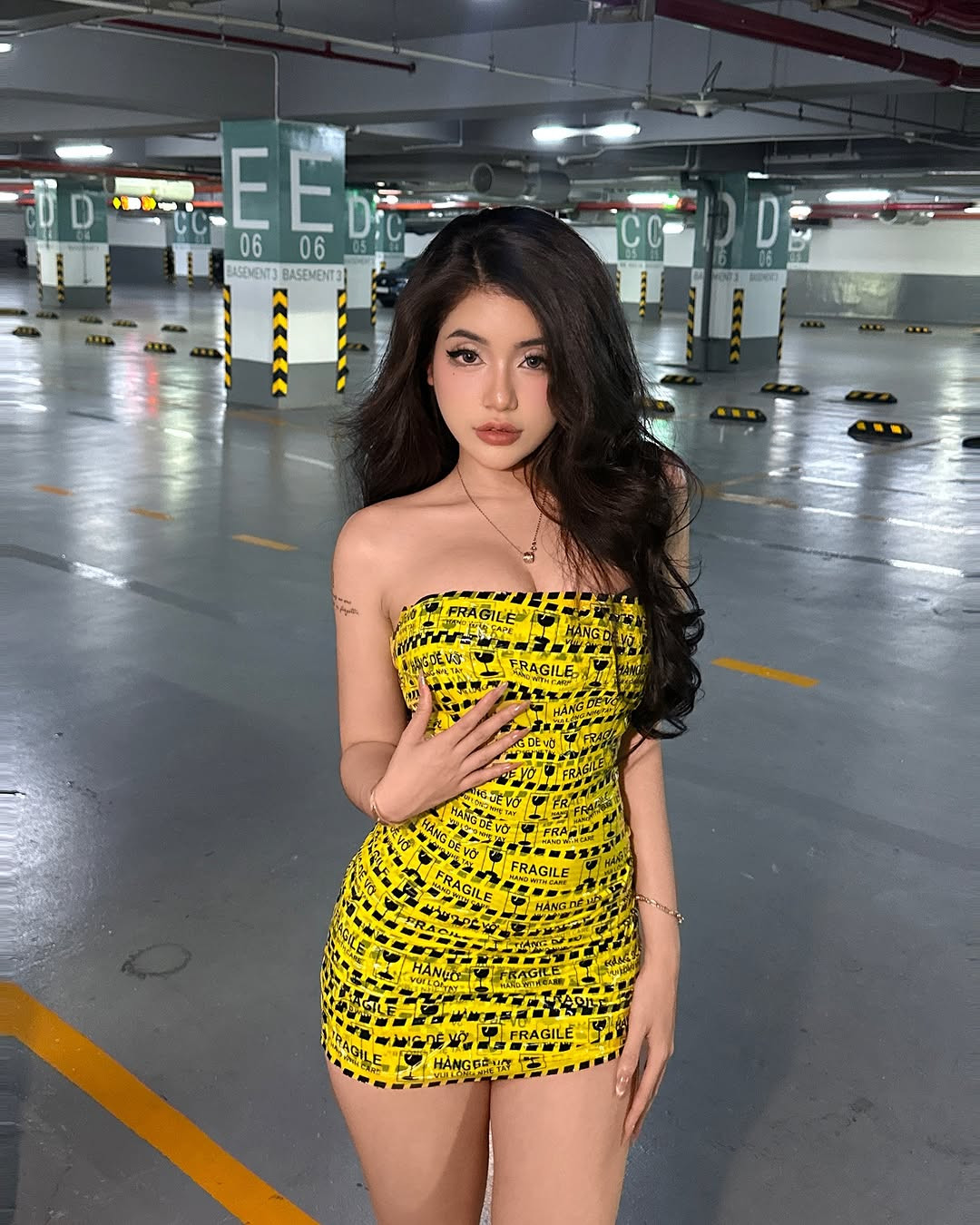 Sở hữu thân hình đầy đặn, bộ váy băng keo o ép cơ thể khiến đường cong của cô nàng hiện lên vô cùng quyến rũ.