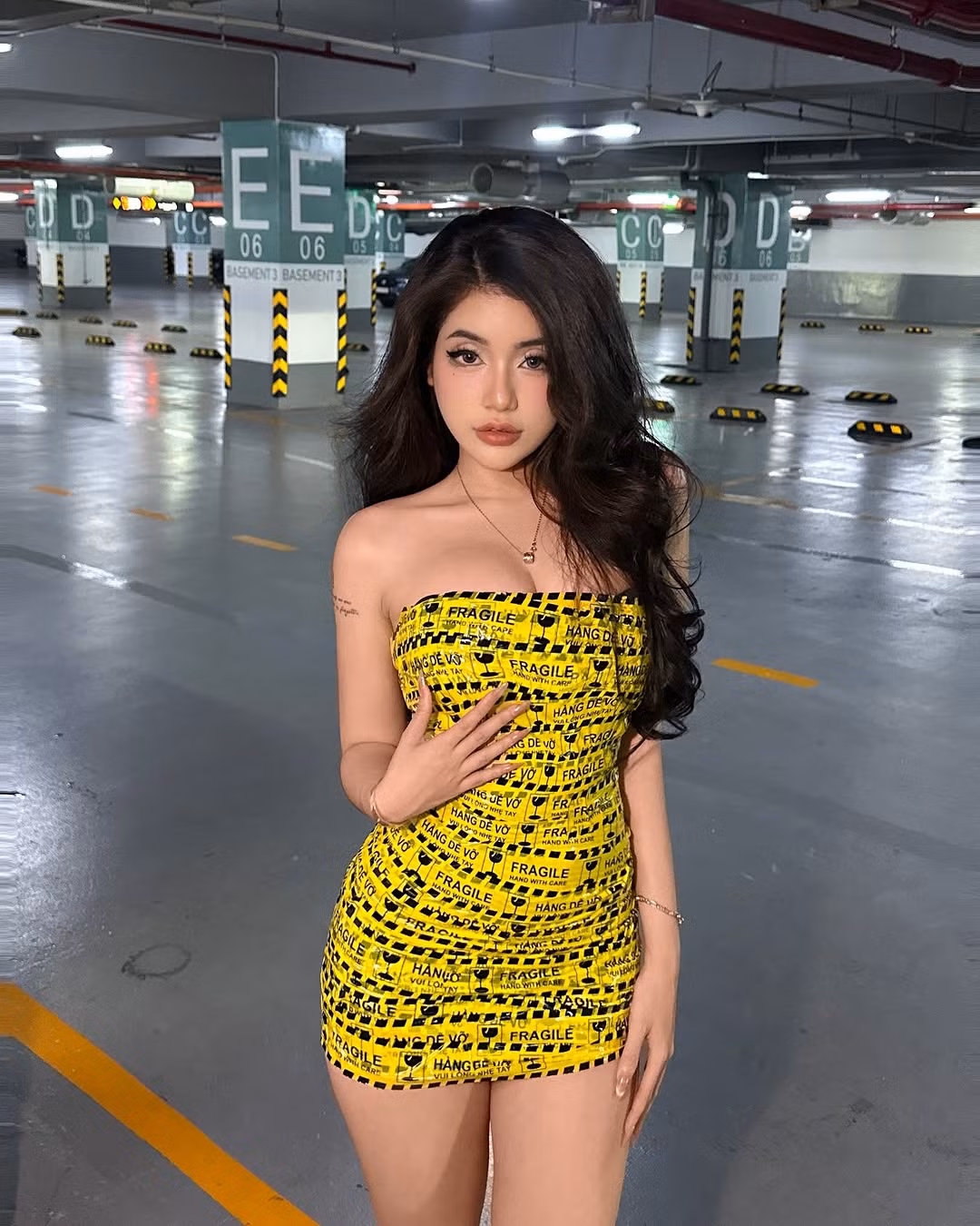 Sở hữu thân hình đầy đặn, bộ váy băng keo o ép cơ thể khiến đường cong của cô nàng hiện lên vô cùng quyến rũ.