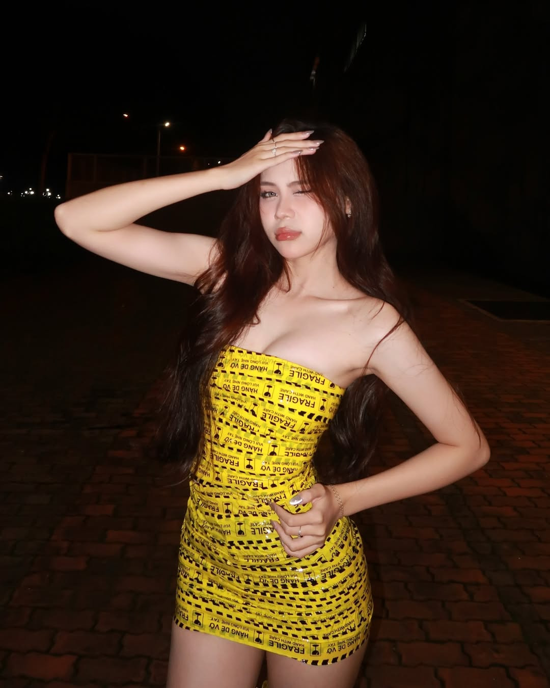 Kỳ Duyên sở hữu nhan sắc xinh đẹp cùng thân hình "siêu thực" với vòng 1 và vòng 3 khủng, vòng eo con kiến hút mắt người đối diện.