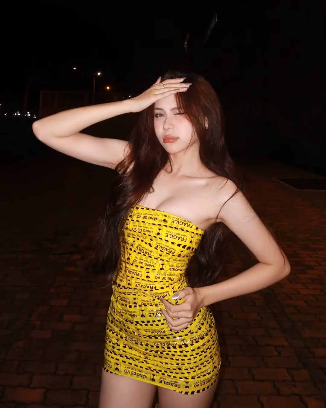 Kỳ Duyên sở hữu nhan sắc xinh đẹp cùng thân hình "siêu thực" với vòng 1 và vòng 3 khủng, vòng eo con kiến hút mắt người đối diện.