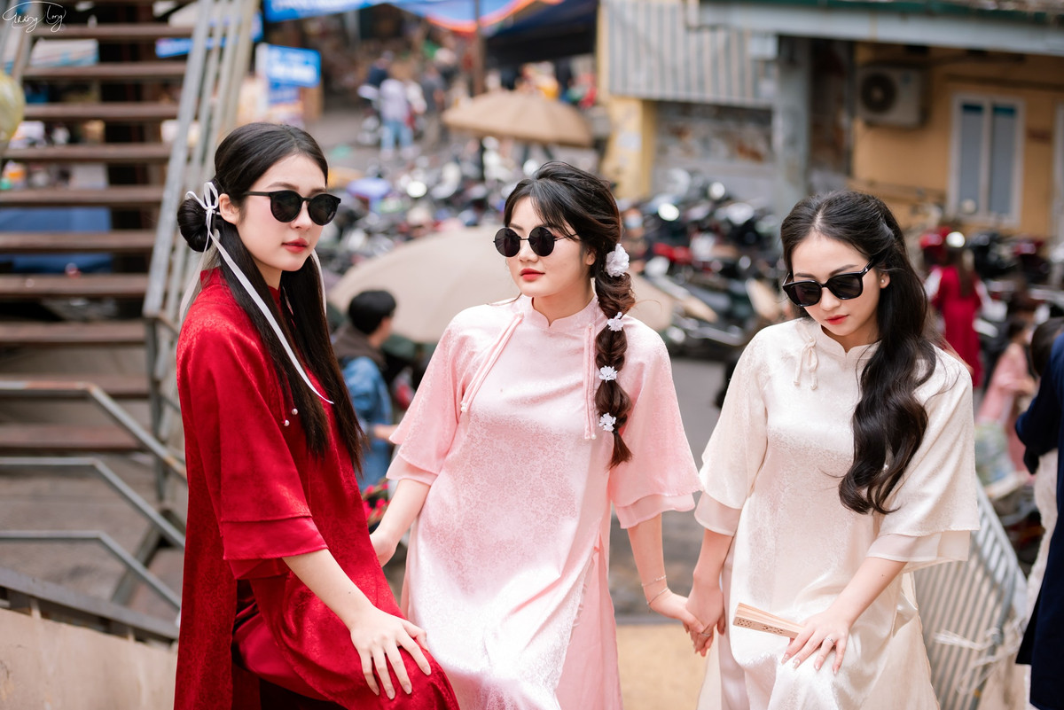 Các bạn trẻ cũng khéo léo kết hợp thêm phụ kiện như kính, thậm chí là...điếu cày, mang lại nét tinh nghịch, đáng yêu.