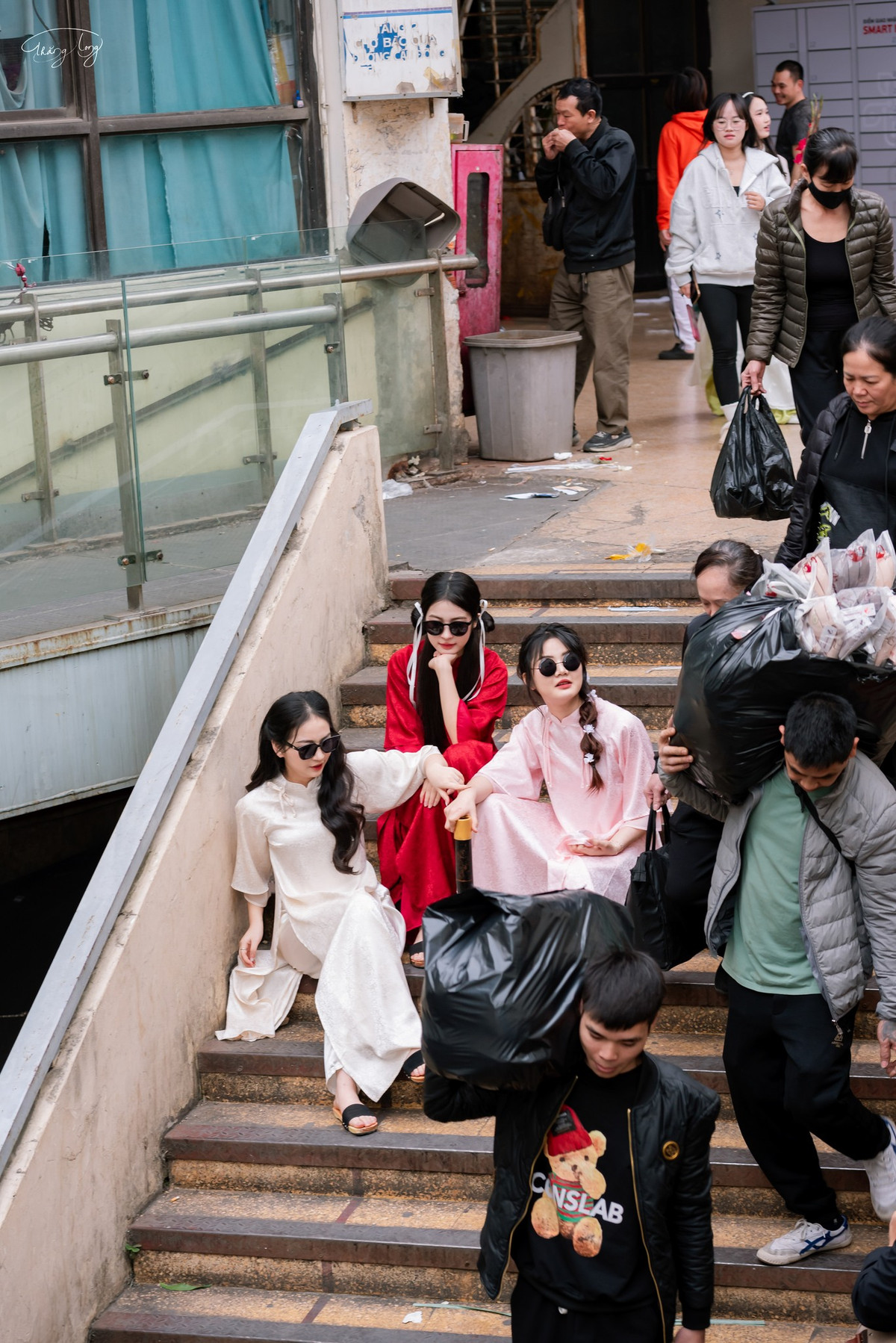 Không khí Tết Nguyên đán Ất Tỵ 2025 bắt đầu ngập tràn khắp các con phố. Giới trẻ nhiều người đã rủ nhau "lên đồ" và thực hiện những bộ ảnh Tết thật ấn tượng ngay từ bây giờ.