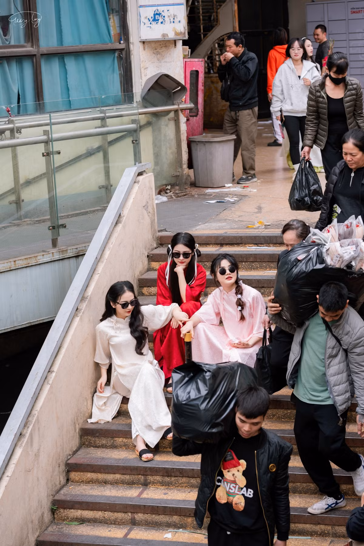 Không khí Tết Nguyên đán Ất Tỵ 2025 bắt đầu ngập tràn khắp các con phố. Giới trẻ nhiều người đã rủ nhau "lên đồ" và thực hiện những bộ ảnh Tết thật ấn tượng ngay từ bây giờ.