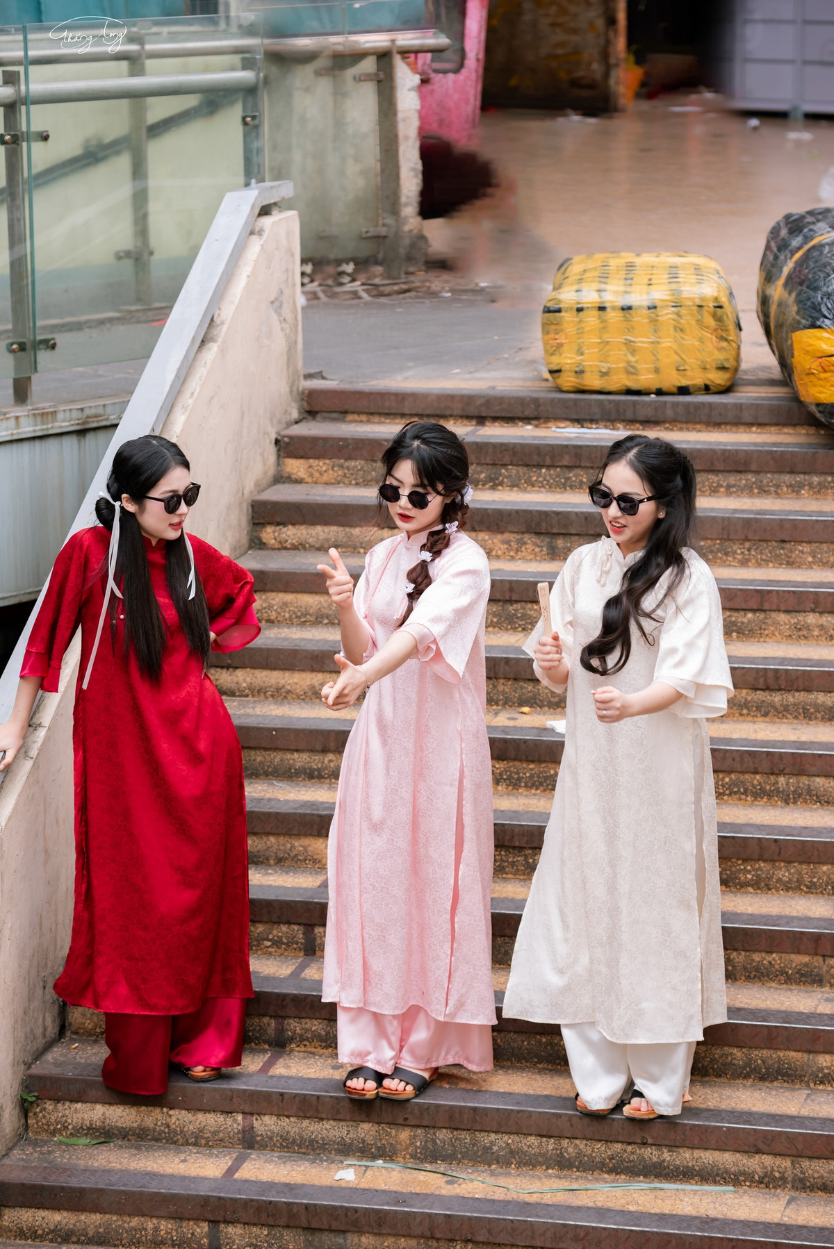 Thời tết những ngày gần Tết ban ngày có nắng ấm, không quá lạnh, là điều kiện thuận lợi để nhiều bạn trẻ có được bộ ảnh Tết ưng ý.