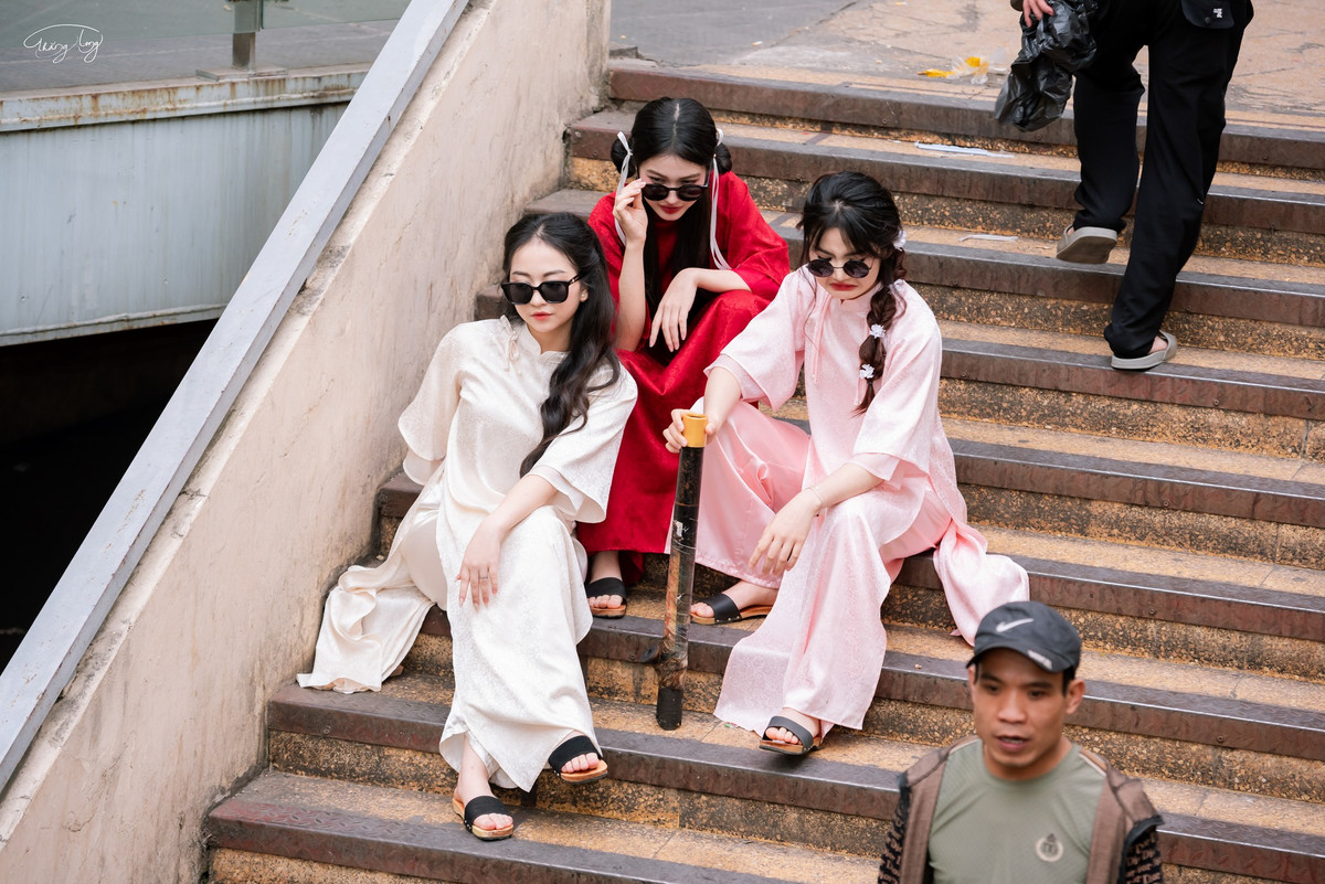 Đặc biệt ở chợ Đồng Xuân, giữa khung cảnh những tiểu thương hối hả trong phiên chợ những ngày gần cuối năm, các nhóm bạn trẻ diện áo dài, hòa vào dòng người mua bán tạo nên những bộ ảnh vô cùng sống động, đậm không khí Tết.