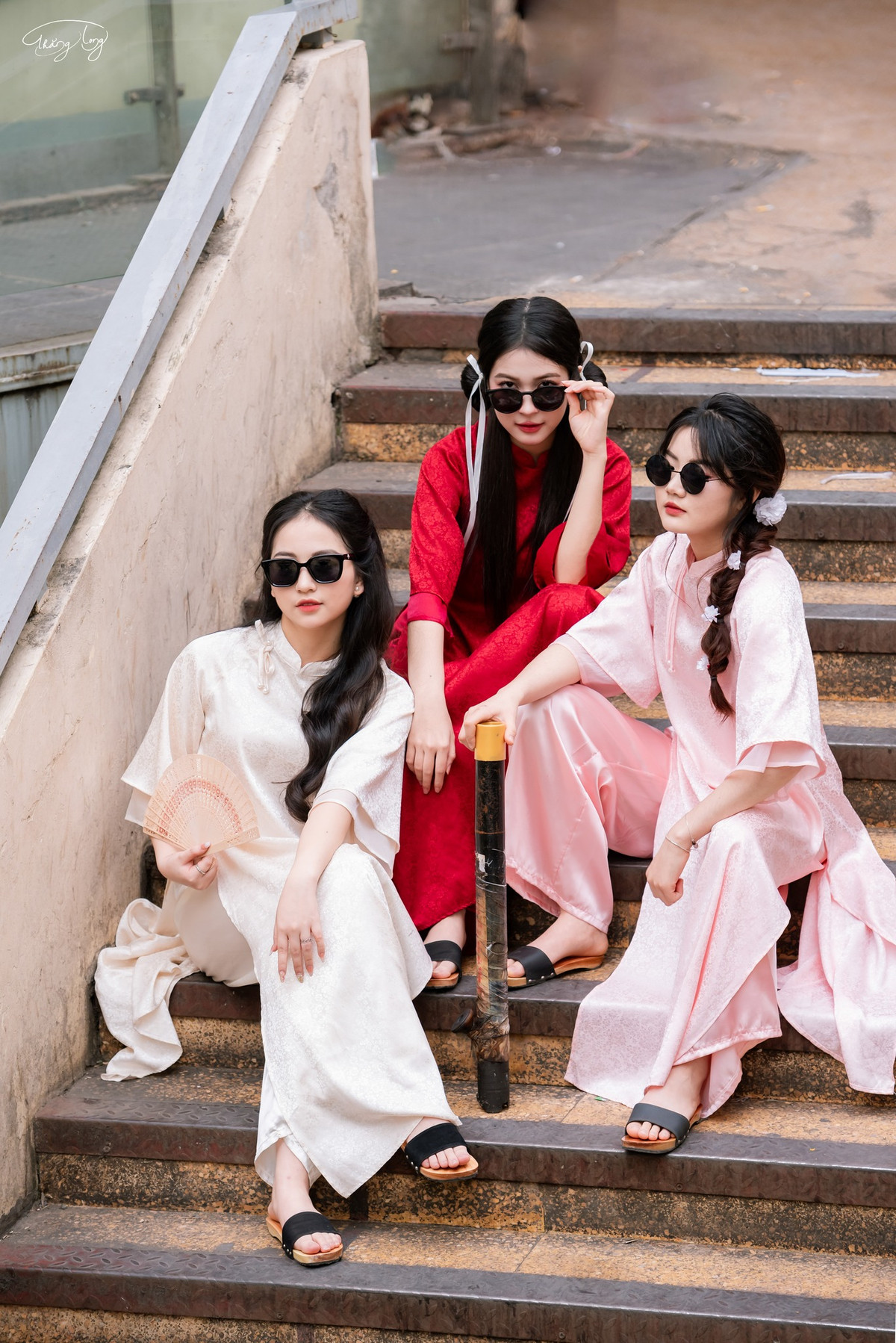 Những góc được các bạn trẻ yêu thích để chekc-in trong bộ ảnh Tết ở chợ Đồng Xuân thường là khu cầu thang lên xuống, các hàng bánh kẹo, mứt hoa quả nhiều màu sắc, các hàng hoa...