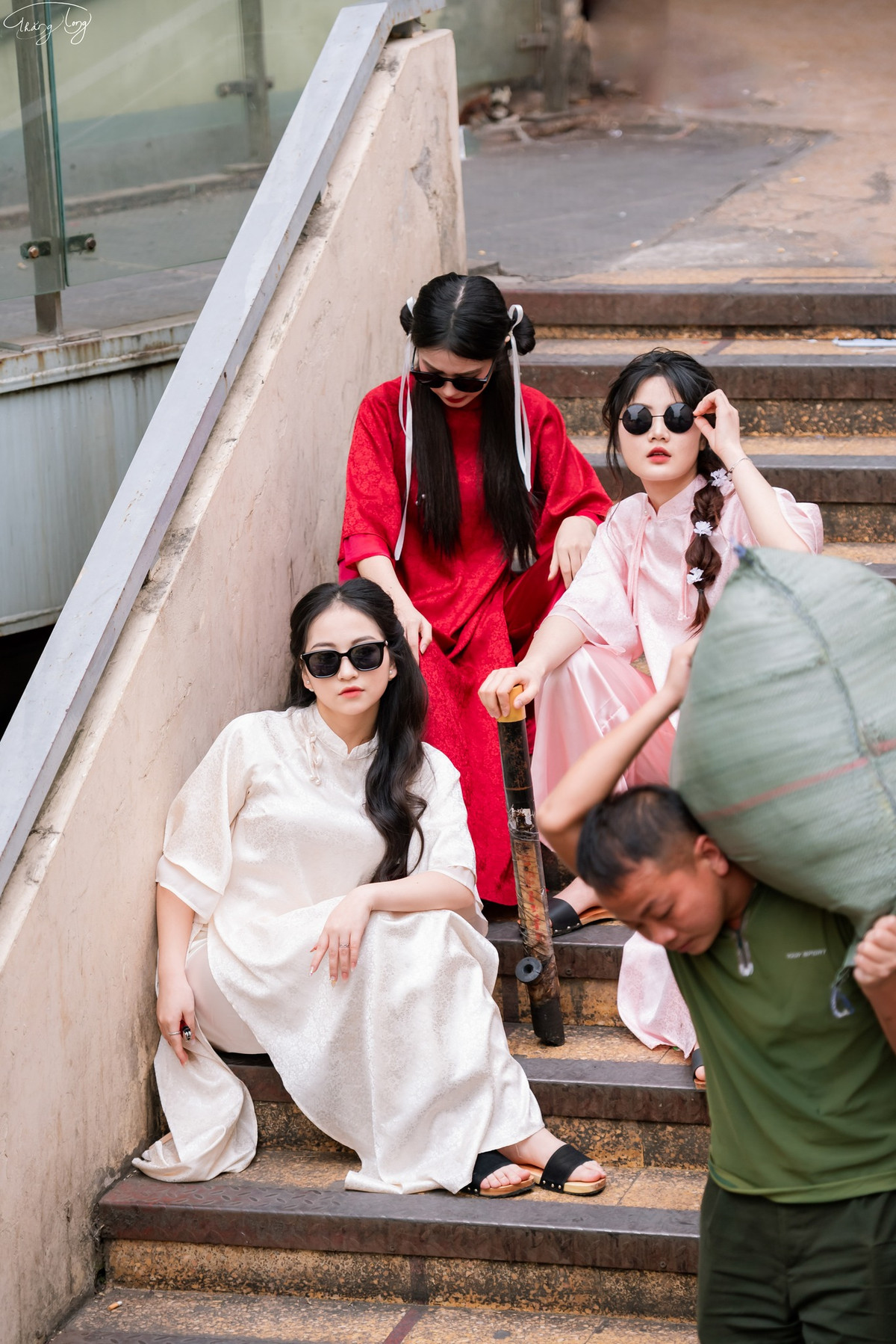 Tại các địa điểm quen thuộc như Hồ Gươm, chợ Đồng Xuân, phố Hàng Mã,... dễ dàng bắt gặp những nhóm bạn trẻ diện áo dài truyền thống, tạo dáng trước ống kính.