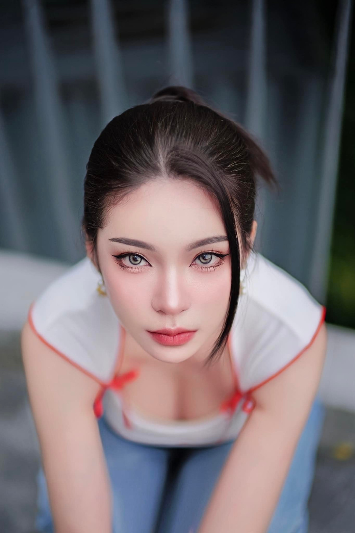 Janet Kanokwan Saesim sở hữu gương mặt thon gọn nhưng lại có 2 bầu má bầu bĩnh, đôi mắt to tròn được nhiều người nhận xét có sự tương đồng với sự sắc sảo, nhưng cũng vô cùng dễ thương của loài mèo.